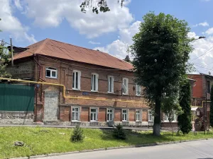 Здание, где в 1943-1946 гг. размещалось 3-е Орджоникидзевское военно-пехотное училище