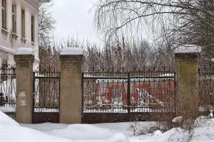 Ограда с решеткой и воротами (Шуя)