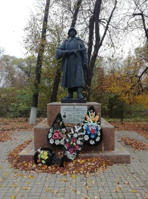 Братская могила 5 советских воинов, погибших в боях с фашистскими захватчиками