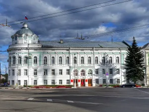 Здание администрации Тверской области с фрагментами жилых домов (Тверь)