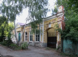 Городская усадьба И.П. Корунова и мещанина П.А. Кандальинцева: двухэтажный каменный жилой дом по улице; одноэтажный каменный дом по переулку, в котором размещалось 6-е мужское приходское училище и типолитография Жданова