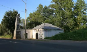 Восточный павильон с проходной аркой и колонной (Великий Новгород)