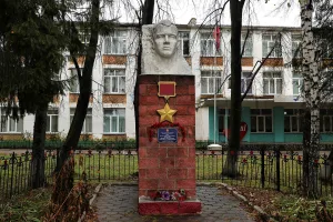 Бюст Героя Советского Союза М.В. Кропотова (Седельниково)
