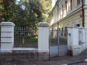 Ограда парадного въезда с калиткой (Красносельский)