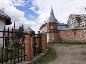 Ограда с западными воротами