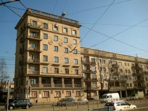Дом, где жили: в 1937-1941 гг., 1944-1970 гг. — художник Н.И. Альтман (б. кв. 157); в 1941 г., 1945-1950 гг. — химик В.Г. Хлопин