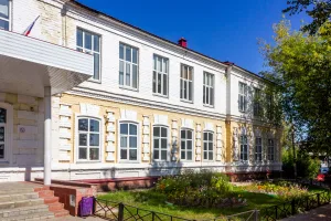Здание школы (бывшего уездного училища), где в 1918-1924 гг. учился поэт Б. П. Корнилов (Семёнов)