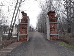 Двое ворот хозяйственного двора (Гребнево)