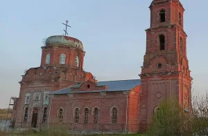 Георгиевская церковь с живописью в интерьере (Манаенки)