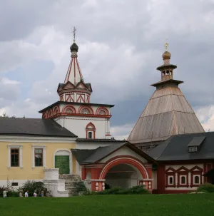 Надвратная церковь Троицы Живоначальной (Звенигород)