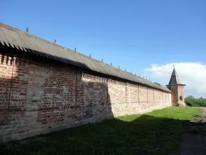 Западная стена Митрополичьего сада (Ростов)