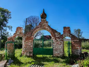 Западные ворота в ограде (Красное Сумароково)