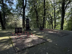 Братская могила советских воинов, погибших при штурме города-крепости Кенигсберг в апреле 1945 года (Калининград)