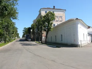 Одноэтажный дом с примыкающим с юга зданием церкви Святого Арсения (Великий Новгород)
