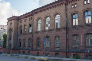 Здание комендатуры с горельефными изображениями Афины и Марса и орлов с гирляндой из листьев (Калининград)