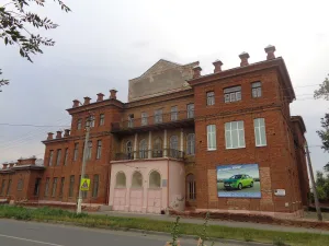 Здание Троицкого драматического театра