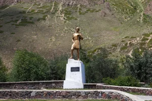 Памятник первовосходителям на Эльбрус (К. Хаширову, А. Соттаеву, А. Пастухову) (Верхний Баксан)