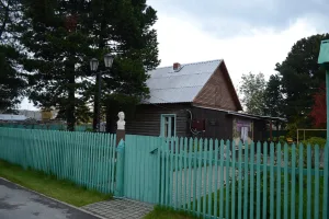 Дом, в котором с 1957 по 1961 гг. жил советский и российский геолог, первооткрыватель нефти в Сибири Ф.К. Салманов (Сургут)