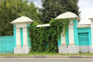 Ограда с двумя воротами (Коломна)