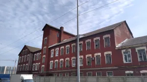 Производственное здание с дымовой трубой Киновиевского ультрамаринового завода Г.И. Веге