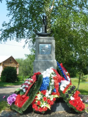 Памятный знак-стела из гранита с металлическим якорем и цепями (Низино)