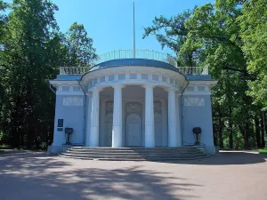 Павильон под флагом
