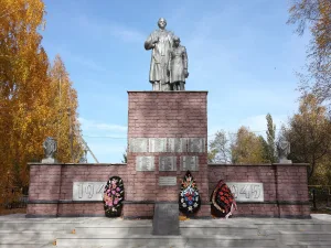 Братская могила 370 советских воинов, погибших в боях с фашистскими захватчиками