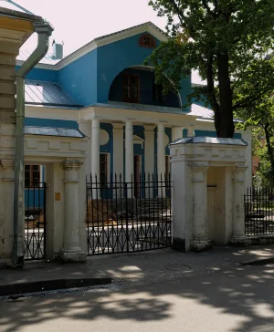 Ограда с двумя воротами (Басманный)