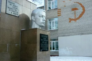 Памятник (бюст) герою-комсомольцу Ивану Дуракову (Уссурийск)