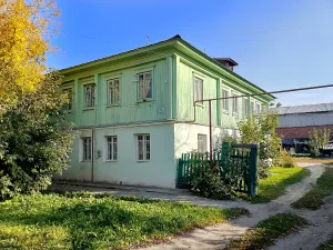 Небольшой деревянный домик на окраине города. В этом домике на квартире у Бурковой жил в 1917-1918 гг. А.А. Жданов (Шадринск)