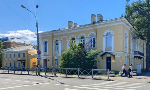 Жилой дом со службами и флигелями