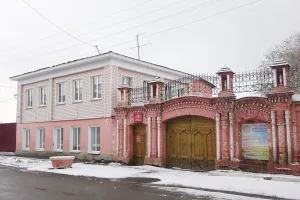 Ворота и часть стены усадьбы Т.Е. Углицких (Шадринск)