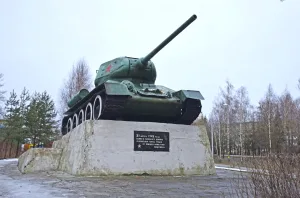 Памятник-танк «Т-34», установленный в честь 25-летия освобождения города от немецко-фашистских захватчиков (Зубцов)