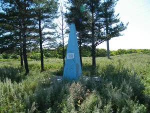 Памятник большевикам-подпольщикам Ф. Чемеркину, Д. Устименко и Д. Герасимчуку, расстрелянным колчаковцами в 1919 г. (Уссурийск)