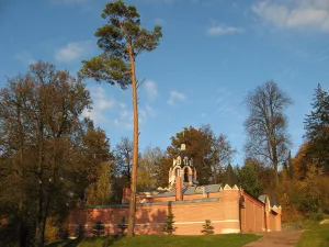 Каменная ограда с тремя башнями и воротами (Звенигород)
