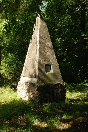 Обелиск на могиле лучшей учительницы республики Т.Н. Шумиловской (1868-1941) (Закомелье)