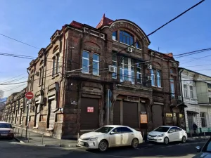 Здание торговой фирмы «Киракозов—Оганов» на Джанаева
