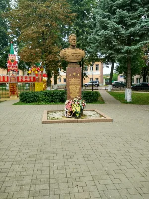 Бюст дважды Героя Советского Союза генерал-майора М.Г. Фомичева (Белёв)