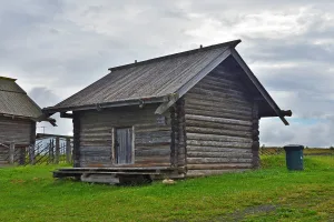 Амбар у дома Пертякова (остров Кижи)