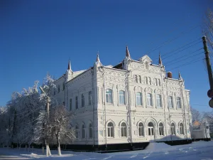 Главный корпус с церковью Трех святителей