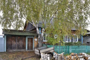 Дом, в котором жил организатор партизанского движения на севере Омской области Артём Иванович Избышев (Седельниково)