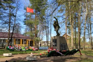 Братское кладбище советских воинов, погибших в борьбе с фашистами. Здесь похоронен Герой Советского Союза К.А. Кулик (1917-1944) (Паша)