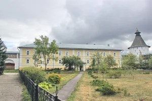 Восточный (сестринский) корпус келий (Макарьево)