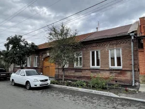 Дом, где с 1880-х годов до 1917 г. жил один из основателей осетинской школы цирковой езды Алибек Тузарович Кантемиров