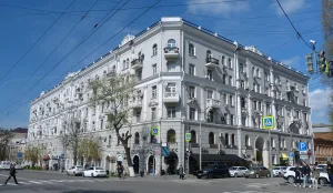шестиэтажный жилой дом с магазинами в уровне 1-го этажа