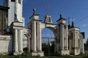 Ограда (Холуй)