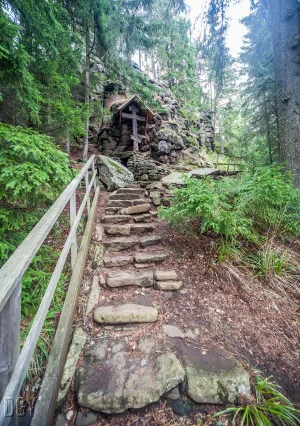 Лестница, ведущая в пещеру (Сортавальское г.п.)