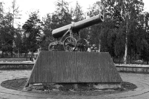 пушка отливки 1852 г., установленная в июне 1974 г. в честь 200-летия Онежского завода (Петрозаводск)