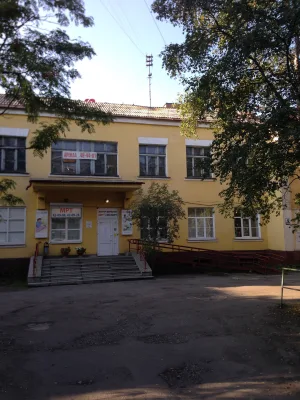 Здание поликлиники железнодорожников