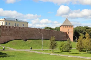 Прясло стены между Пречистенской аркой и Владимирской башней с Тайничными (Кукуйскими) воротами (Великий Новгород)